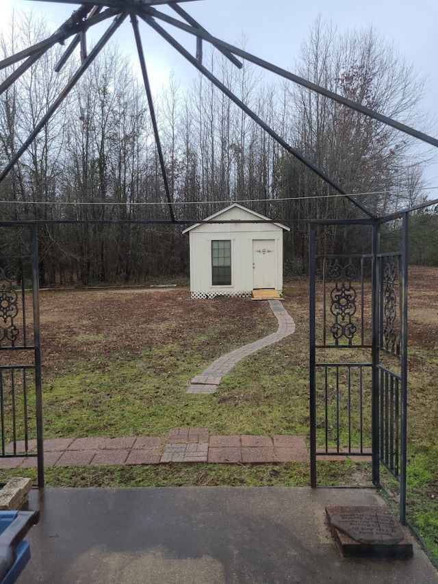 view of yard featuring an outdoor structure