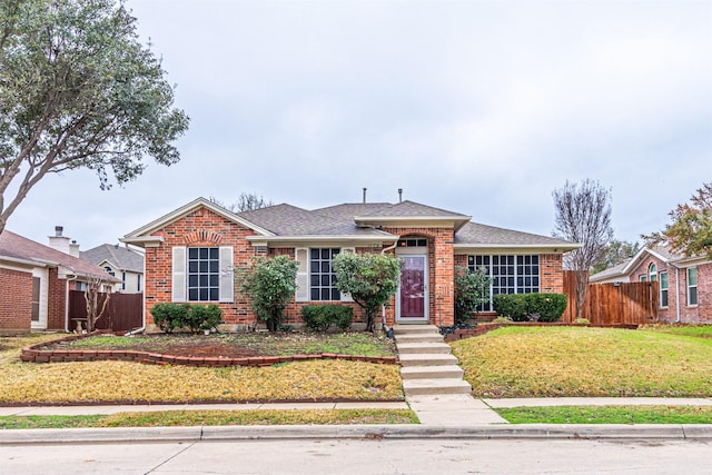 view of front of property featuring a front lawn