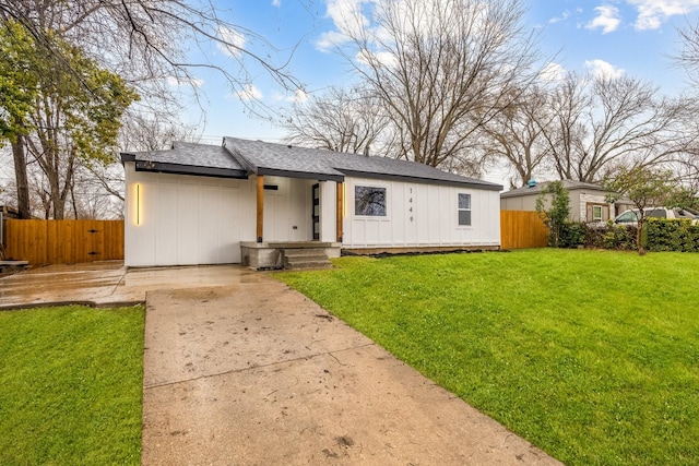 single story home featuring a front lawn