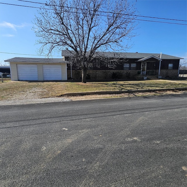 single story home featuring a front lawn