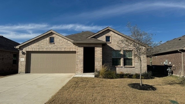 view of front facade with a garage and a front yard