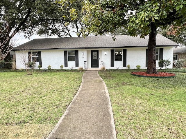 single story home with a front yard