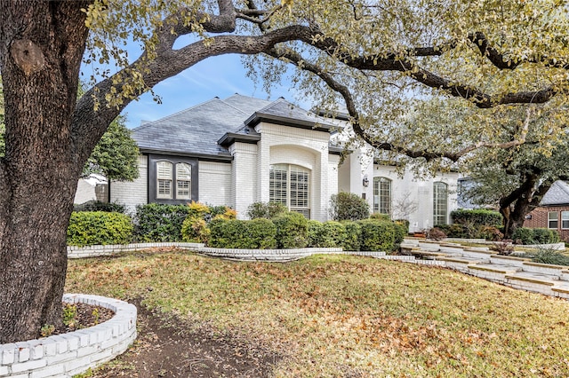 view of front facade featuring a front yard