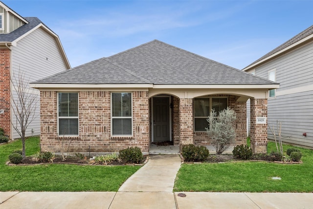 view of front of home featuring a front yard