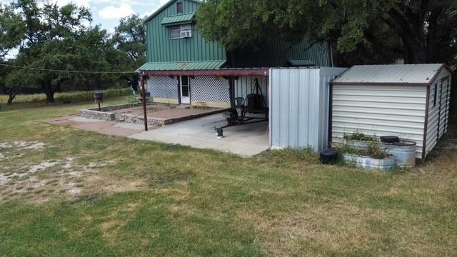 view of yard featuring a shed