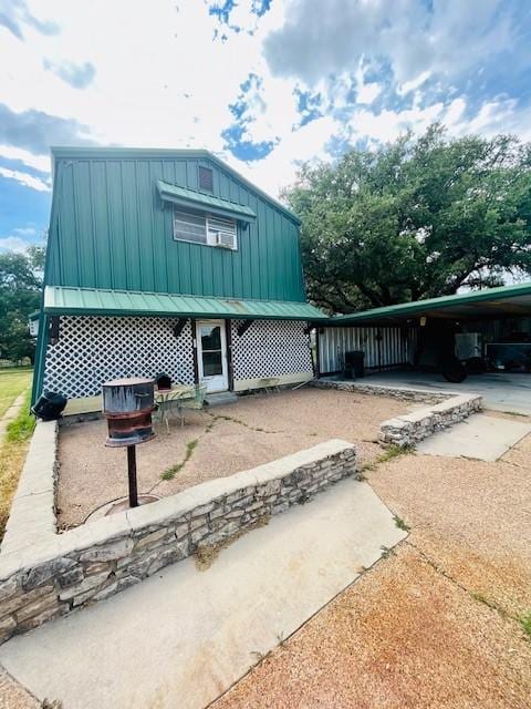 view of front of home featuring a carport