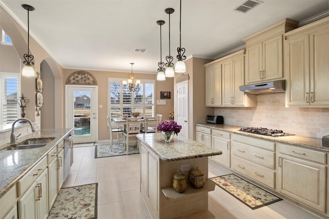 kitchen with visible vents, cream cabinetry, a sink, under cabinet range hood, and stainless steel gas cooktop