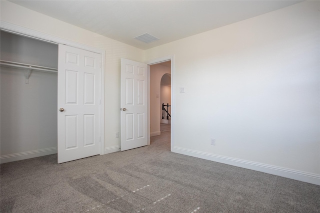 unfurnished bedroom with carpet flooring and a closet