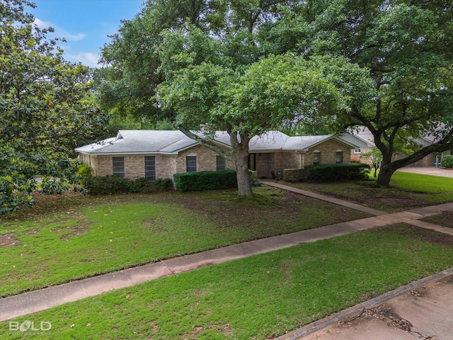 view of front of property with a front yard