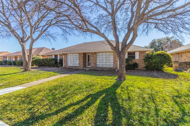 ranch-style home featuring a front lawn