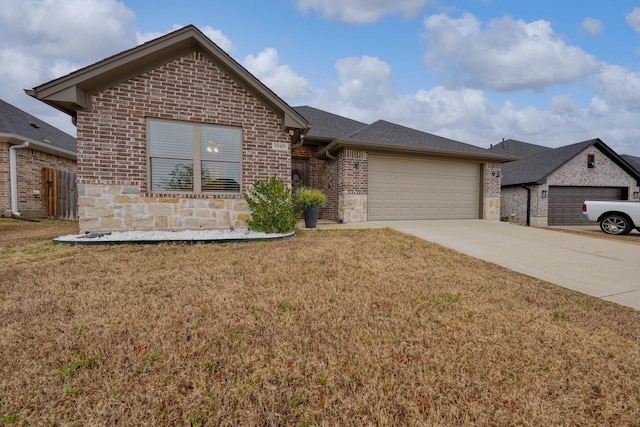 view of front facade featuring a garage and a front yard