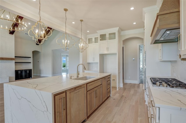 121 Ford Ct, Weston, TX 75009 - kitchen featuring arched walkways, a sink, a chandelier, recessed lighting, and ornamental molding