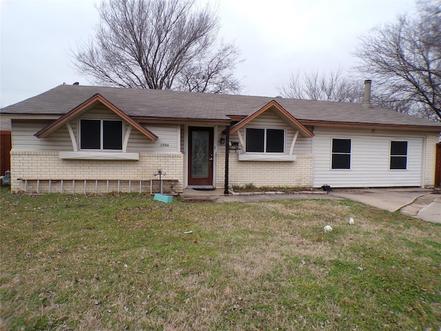 ranch-style home featuring a front lawn