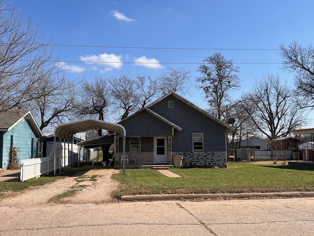 view of front of house featuring a carport and a front lawn