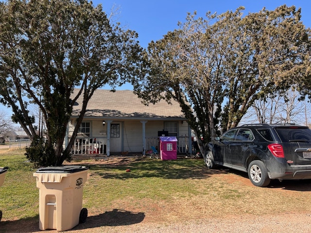 view of front of house featuring a front lawn