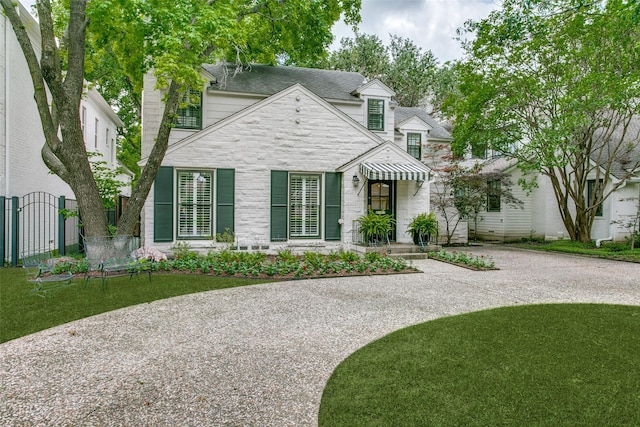 view of front of house with a front yard