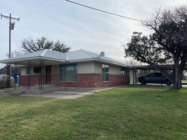 view of front facade featuring a carport and a front yard