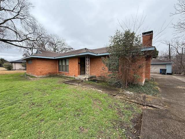 view of front of property with a front yard