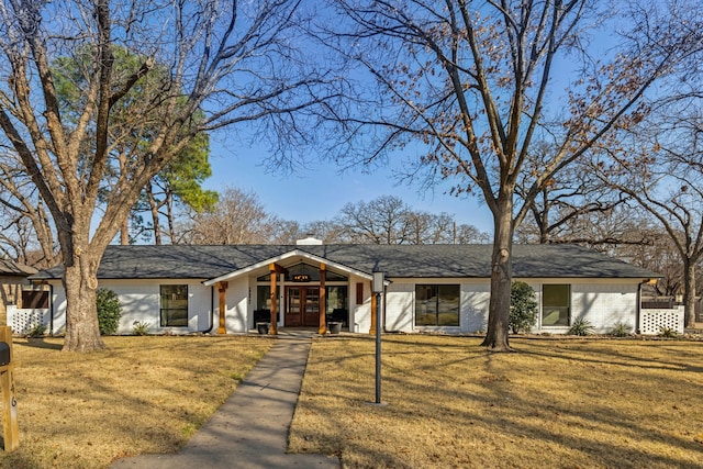 single story home featuring a front lawn