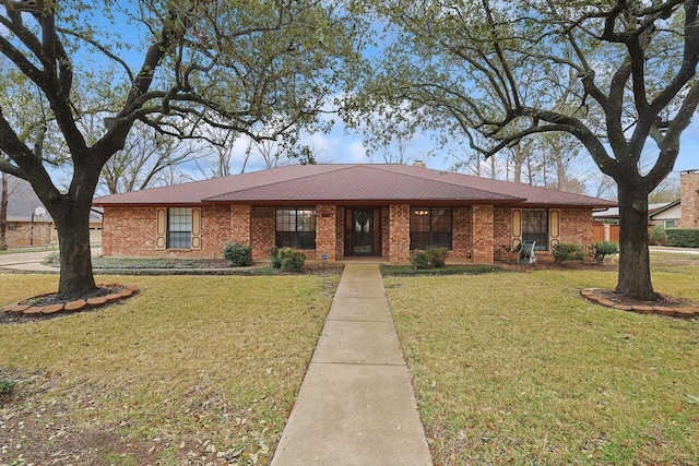 single story home with a front lawn