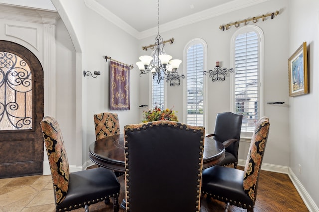 dining room featuring a notable chandelier, light hardwood / wood-style flooring, and ornamental molding