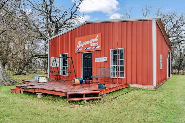 view of outdoor structure with a yard