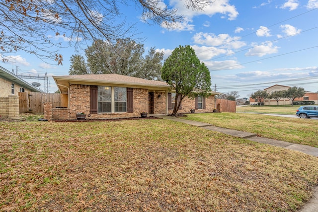 single story home with a front lawn