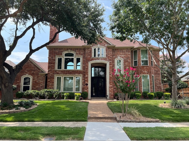 view of front of property featuring a front lawn