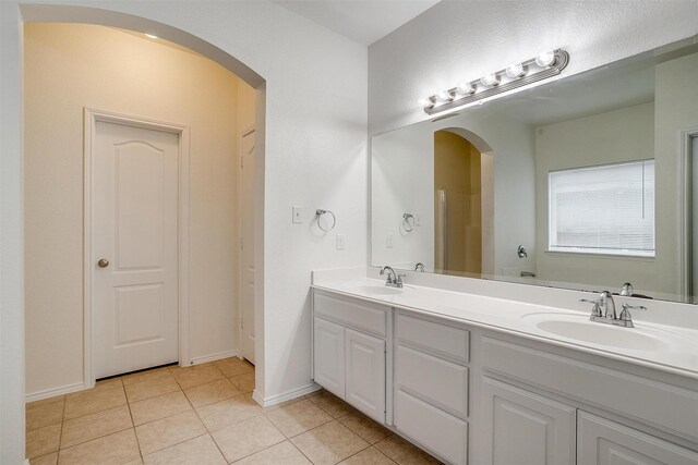 408 Elk Run Dr, Fort Worth, TX 76140 - bathroom featuring tile patterned flooring, vanity, and a washtub