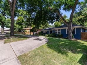 view of front of property featuring a front lawn