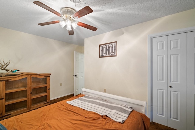 bedroom featuring a closet, ceiling fan, and a textured ceiling