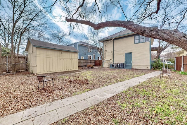 view of yard with a storage shed