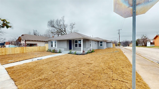 single story home with a front lawn