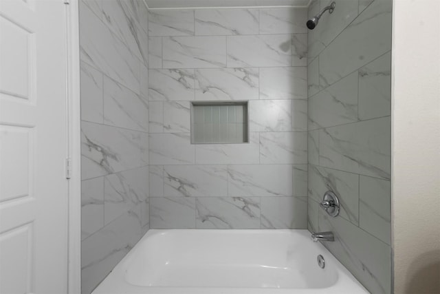 bathroom featuring tiled shower / bath