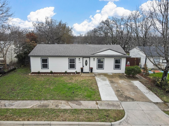 view of front facade featuring a front lawn