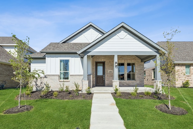 craftsman-style home featuring a front lawn and a porch