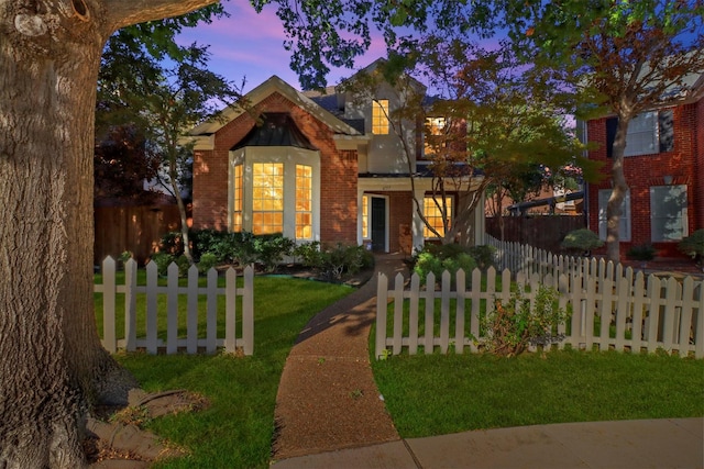 view of front of property featuring a yard