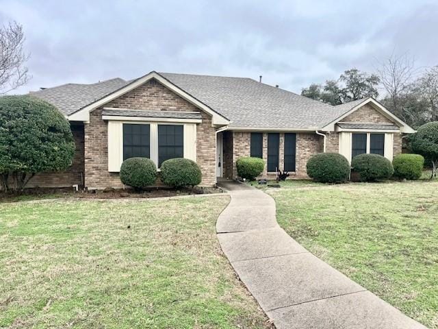 single story home with a front lawn