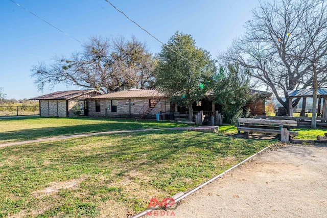 view of front of home featuring a front lawn