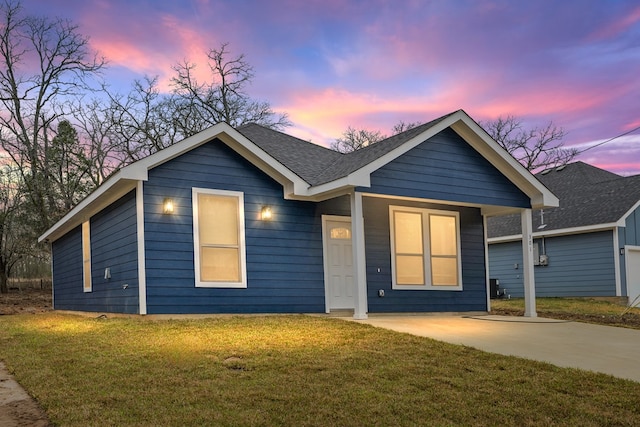 view of front of home featuring a lawn