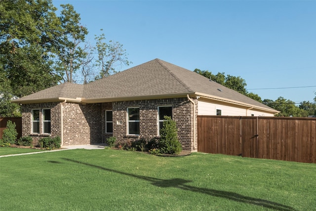 view of front facade with a front lawn