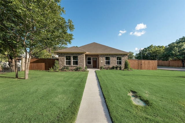 ranch-style home featuring a front lawn