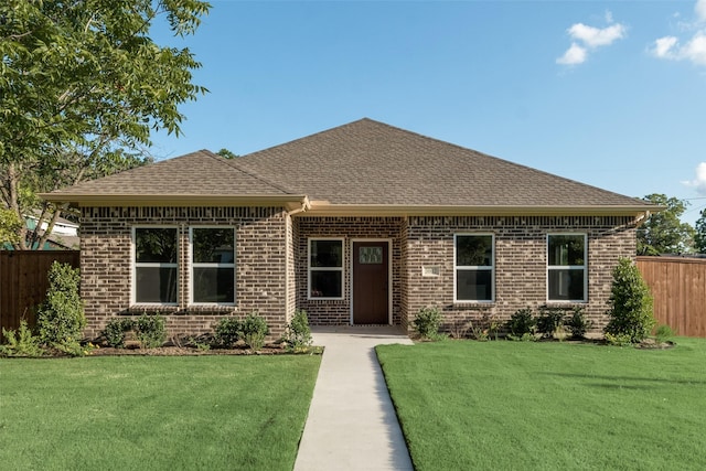 view of front facade featuring a front lawn