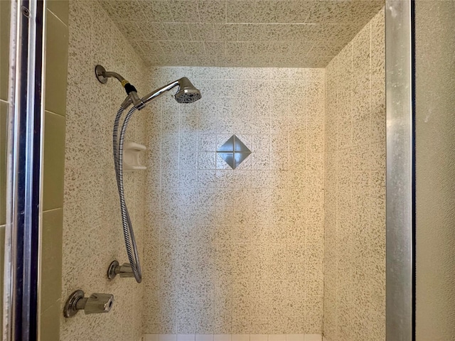 details featuring tiled shower