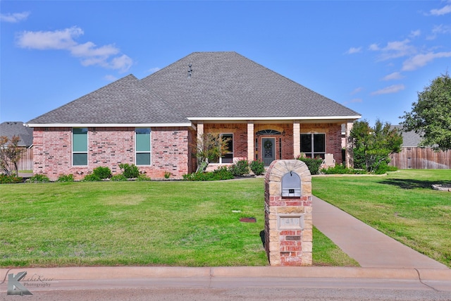 view of front of property featuring a front yard