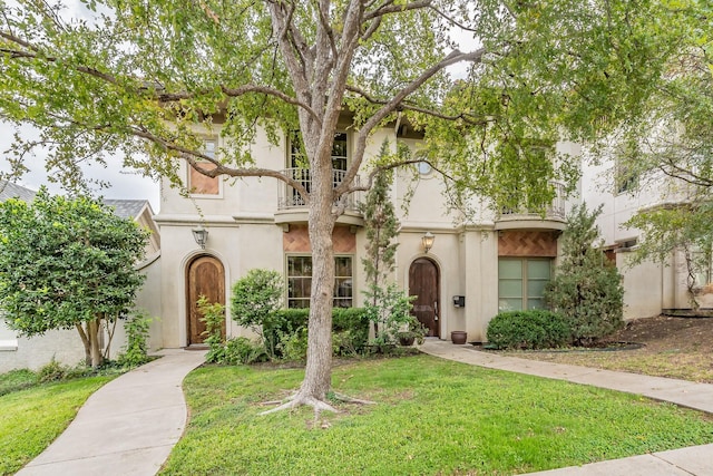 view of front facade featuring a front yard