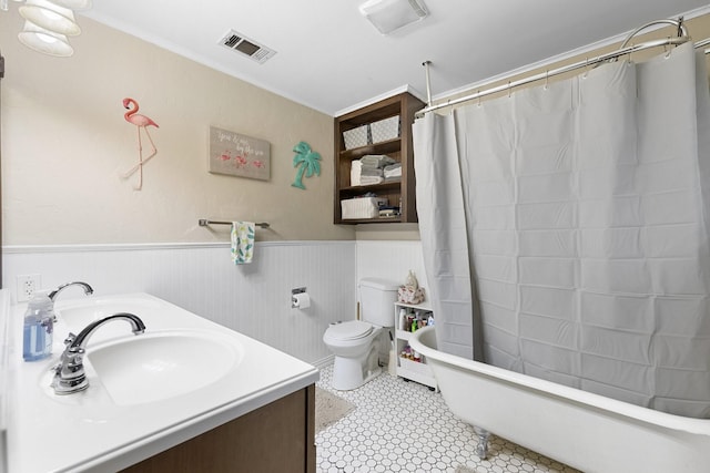 609 S Elm St, Weatherford, TX 76086 - full bath featuring a washtub, a sink, wainscoting, toilet, and visible vents