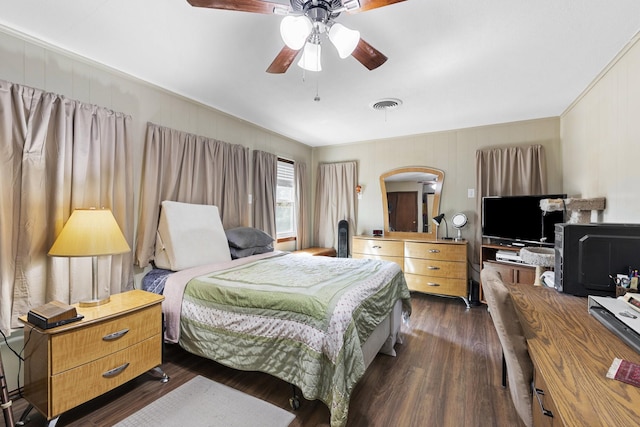 609 S Elm St, Weatherford, TX 76086 - bedroom featuring ceiling fan, arched walkways, dark wood-type flooring, and visible vents