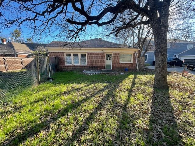 ranch-style home with a front lawn