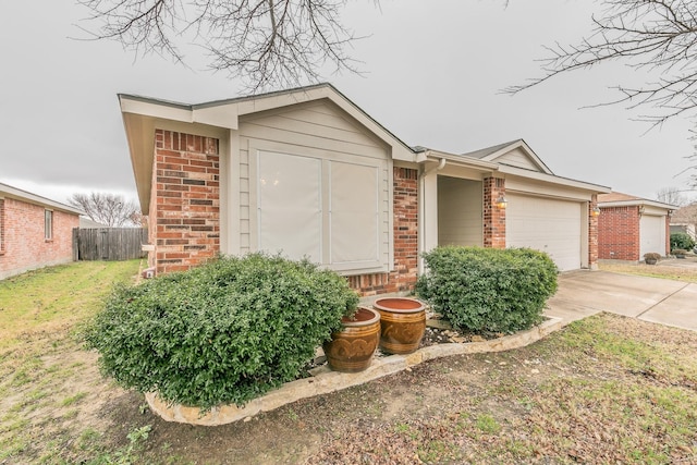 view of front facade featuring a garage and a front yard